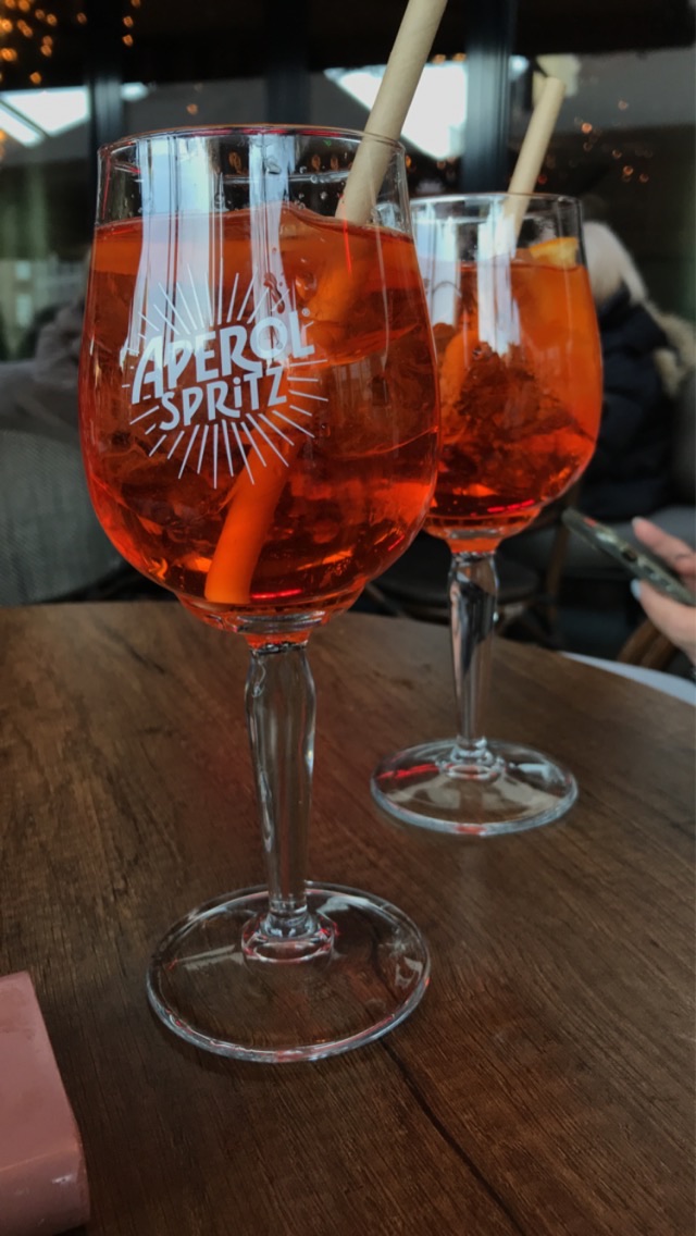 Wanneer ik geen kinderen leer tekenen geniet ik van het op strand met mijn vrienden te zijn, een drankje te nemen en te genieten van mijn gelukzalige leven.